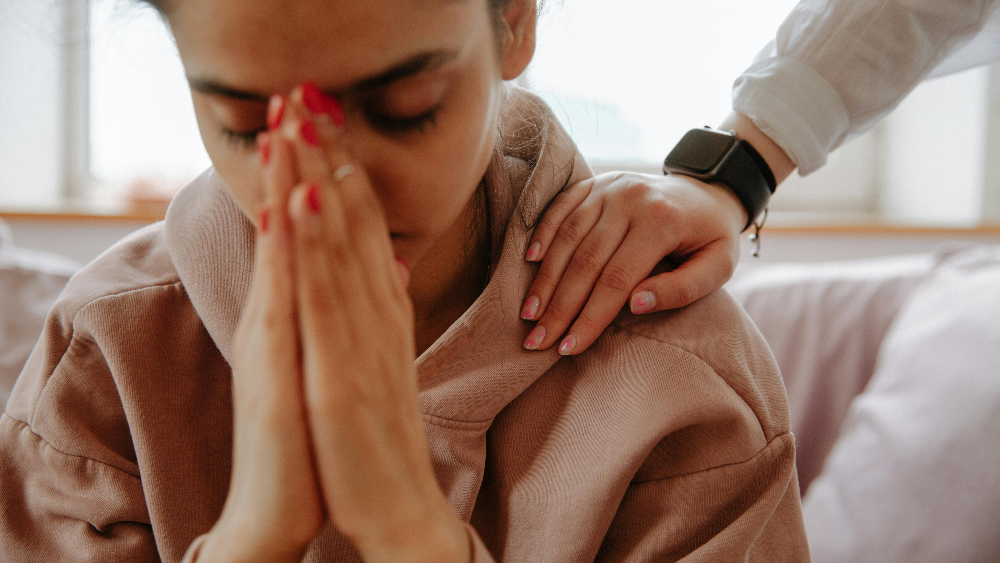Tijdens het Uit de Schaduw Festival zoeken mensen de verbinding op. Foto: pexels