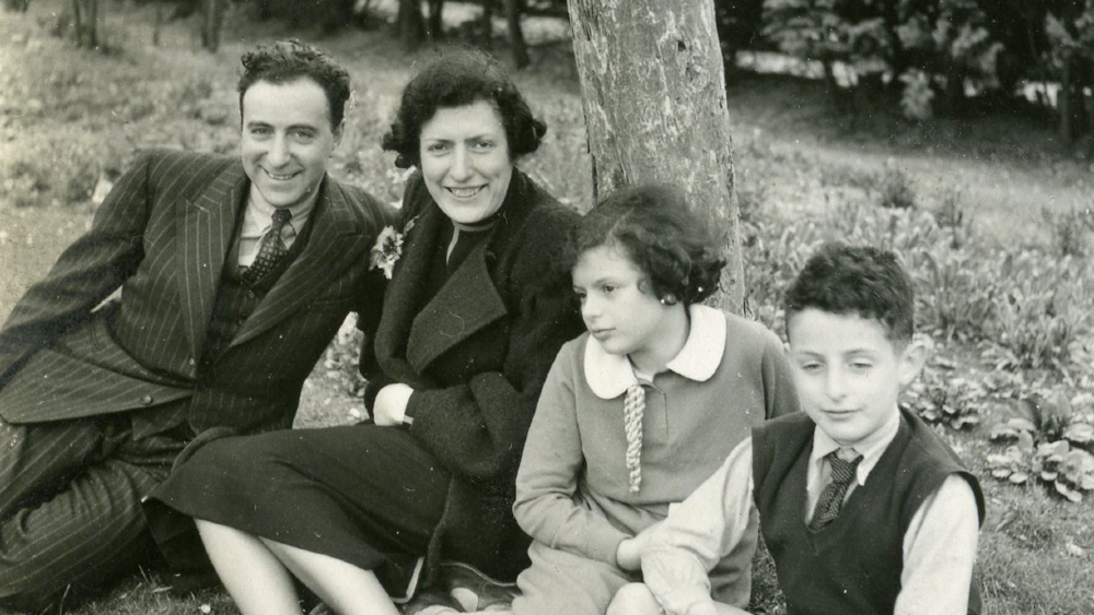 Alexander en Sophie Coppens met hun kinderen Nettie en Flip ca. 1938