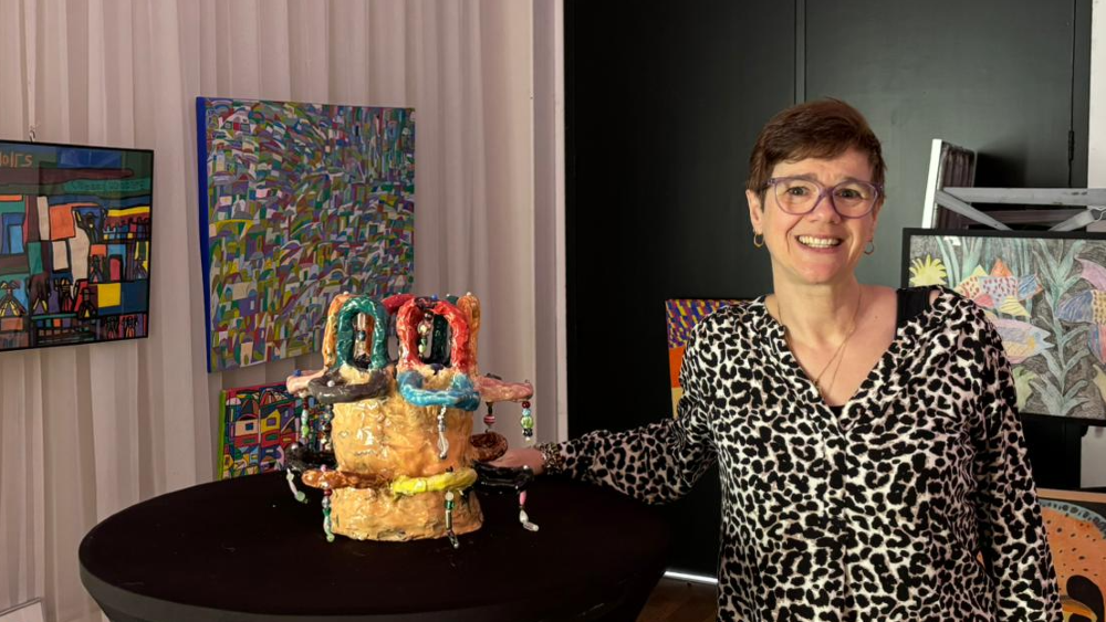 Kunstenaar Anouk met haar zelfgemaakte kleurrijke bloempot