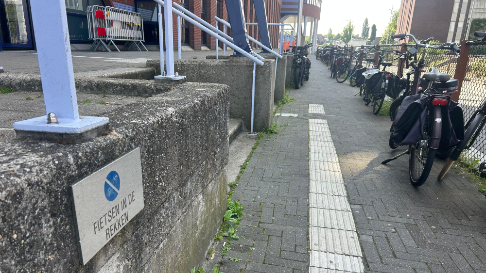 Bord dat moet waarschuwen voor parkeerverbod