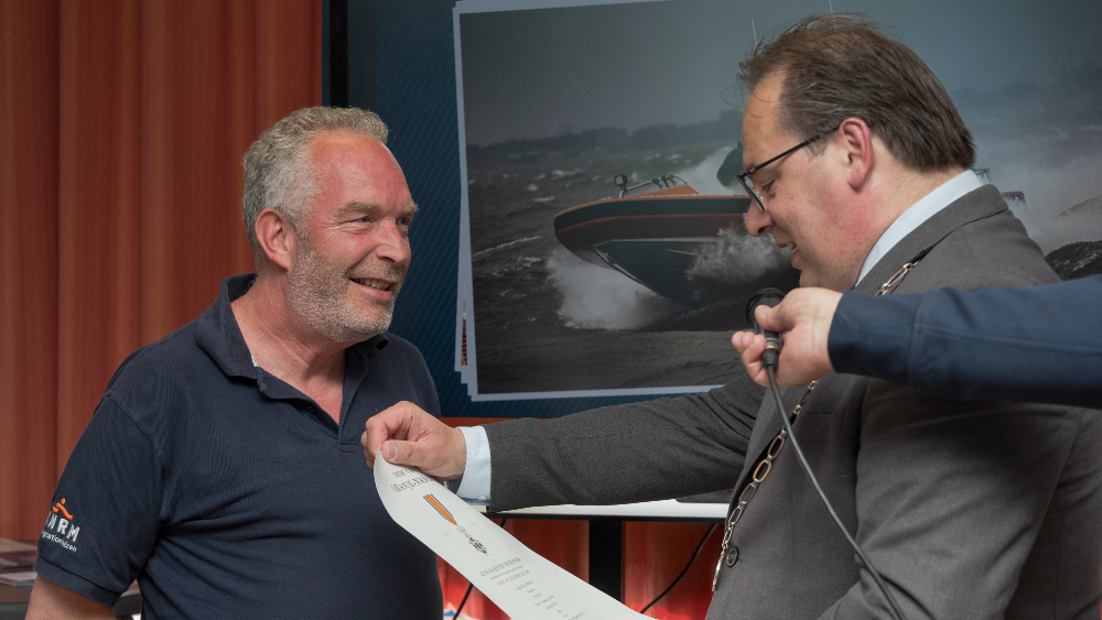 Burgemeester Ferraro draagt een toespraak voor aan Erwin Potman.