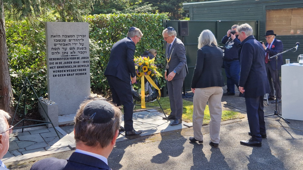 Burgemeester Gerhard van den Top en wethouder Gerben van Voorden leggen samen een krans neer.