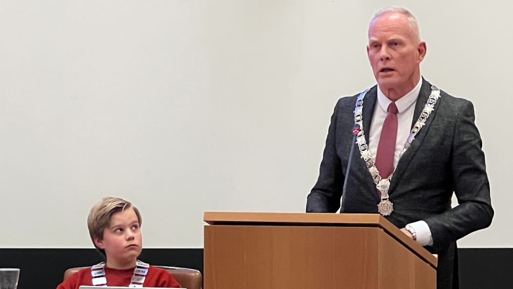 Burgemeester Han ter Heegde en kinderburgemeester Gijs tijdens de holocaustherdenking