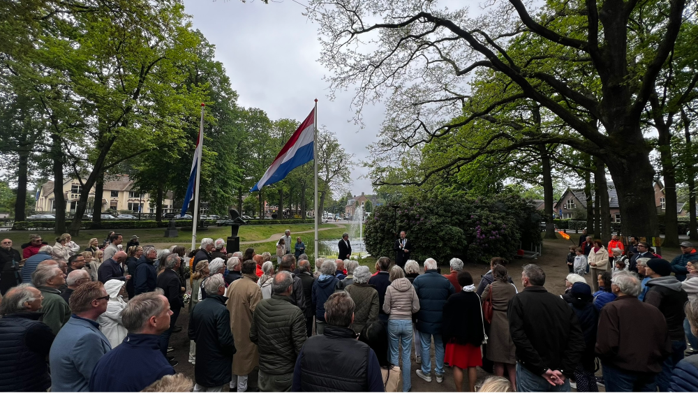Burgemeester Robert van Rijn ontsteek berijdingsvuur aan de Brinkvijver