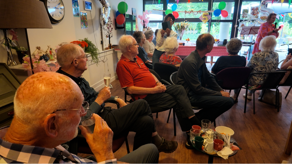 Champagne drinken tijdens het lustrum