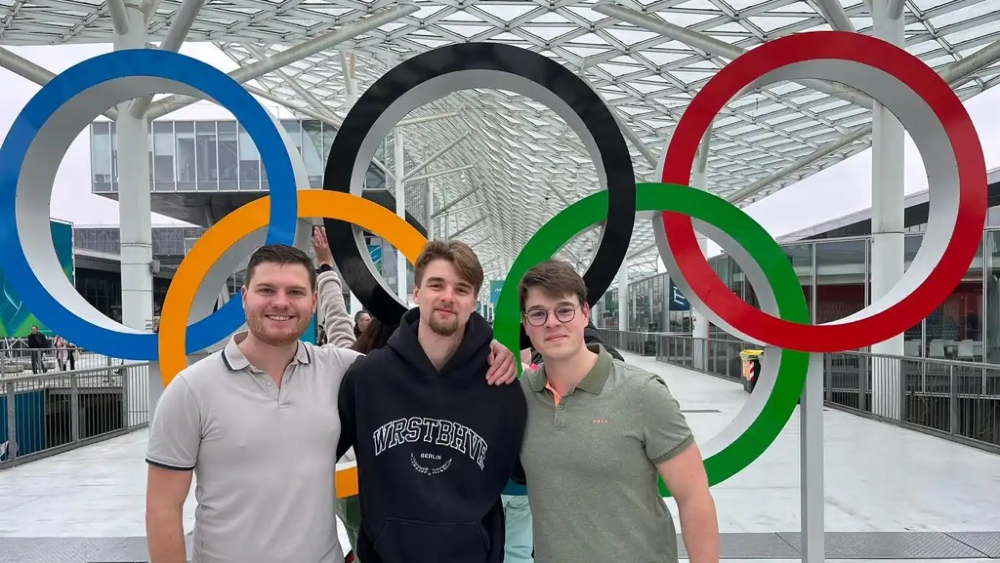 Daan Bakker en vrienden Jesper Rozestraten (links) en Mika Sprakel (rechts) voor de Olympische Ringen in Milaan.
