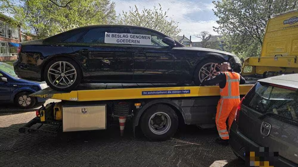 De auto die in beslag is genomen.