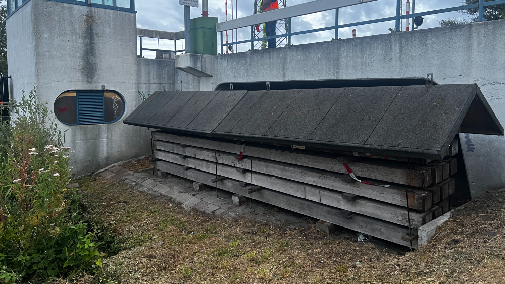 De balken liggen bij de brug altijd klaar voor noodgevallen