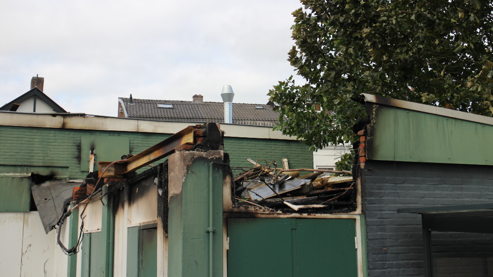 De brand sloeg uit in het houten bijgebouw