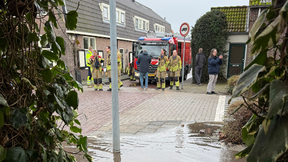 De brandweer ter plaatse. Onderaan het overstromende water.