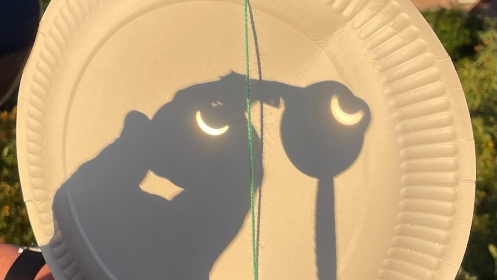 De eclips is zichtbaar op het wegwerpbord