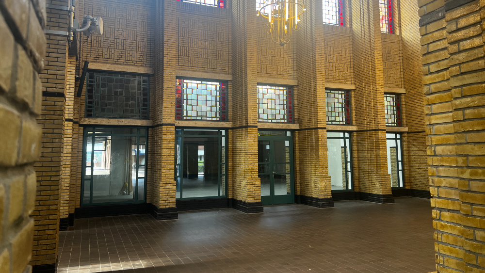 De hal van het hoofdgebouw van station Naarden-Bussum