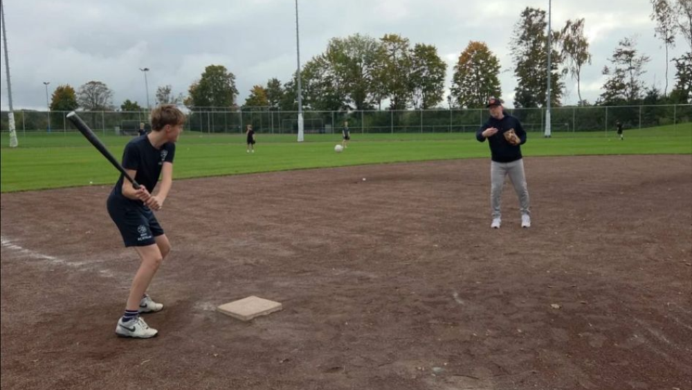 De Jong (rechts) tijdens de clinic voor het Roland Holst.
