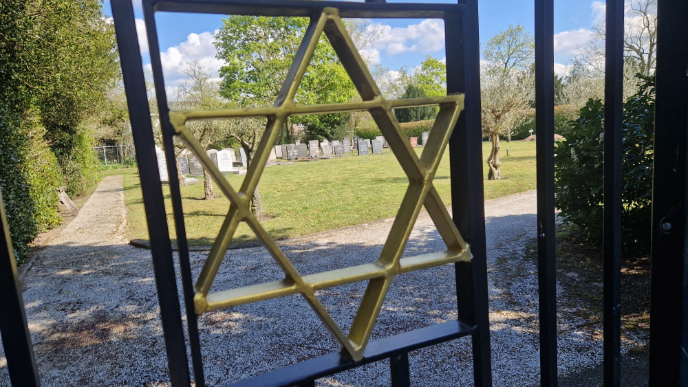 De Joodse begraafplaats is in formaat gekrompen, benadrukt ook Ruben Vis.