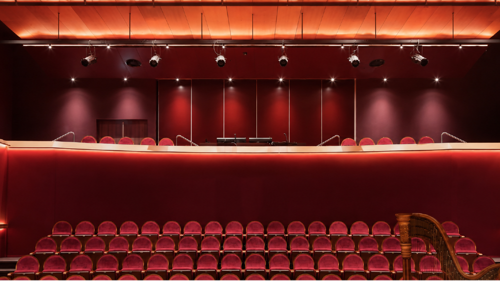 De lege theaterzaal in het Rosa Spier Huis.