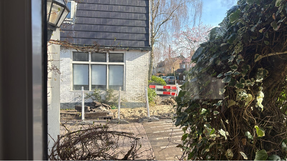 De openliggende straat.