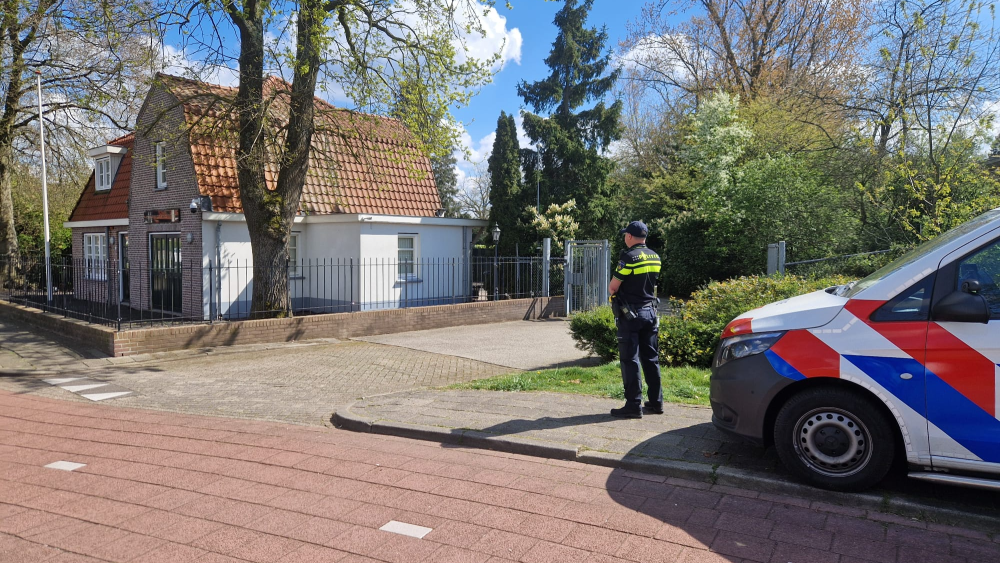 De politie houdt dinsdagmiddag de wacht.