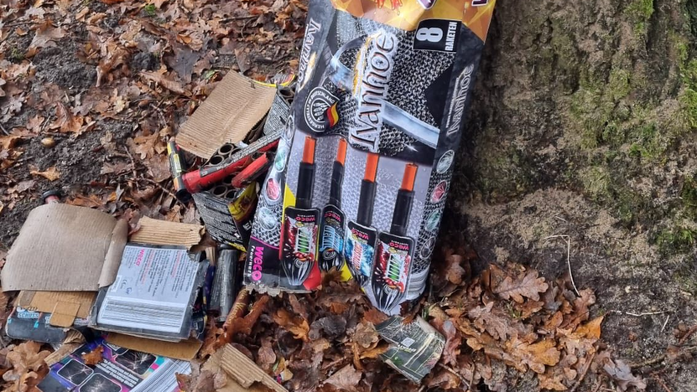 De vuurwerkverpakkingen die aangetroffen zijn op de bosplaats.