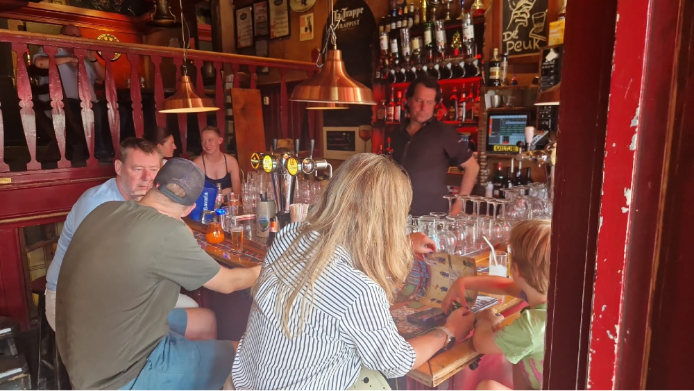 Dinsdagmiddag om vier uur is het aan de bar al aardig vol.