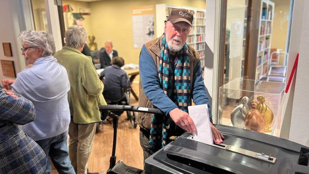 Een bewoner van het Rosa Spier huis brengt zijn stem uit.