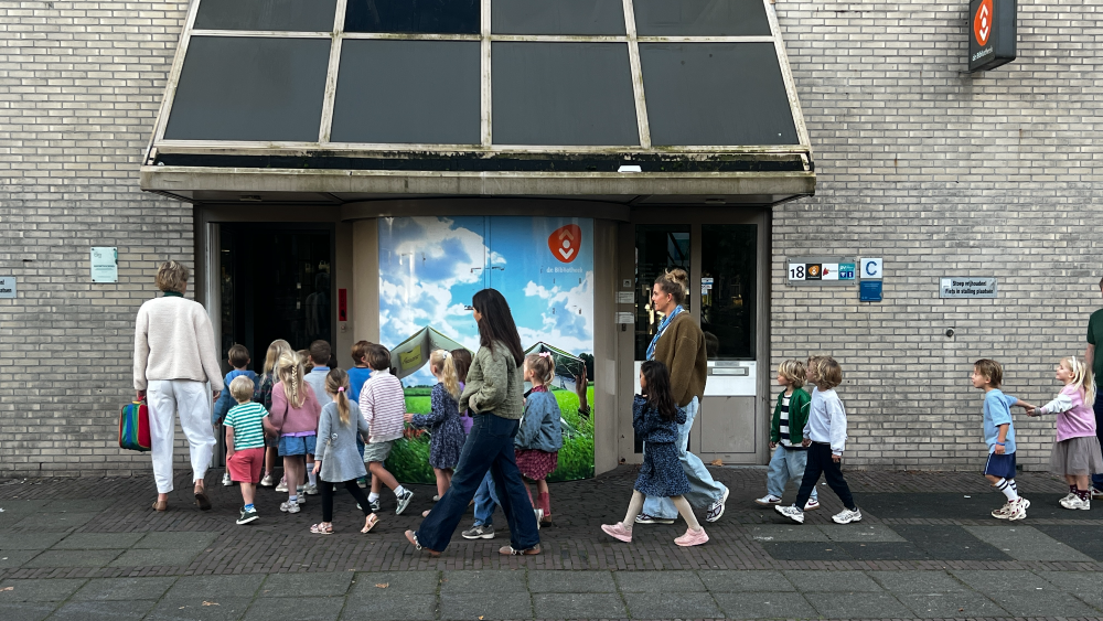 Een klas kinderen gaan de bibliotheek in Bussum binnen