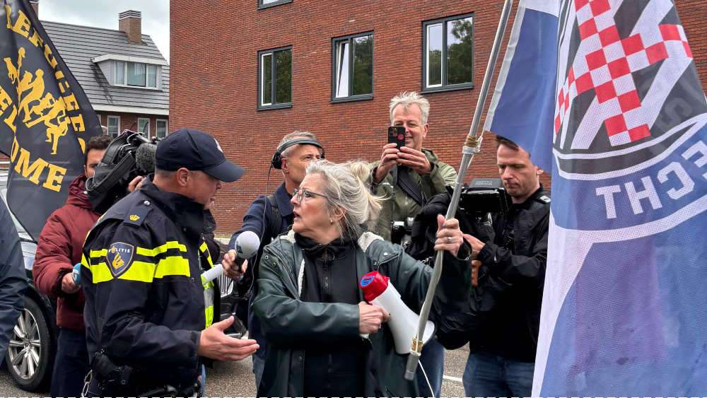 Een tegenstander wordt boos om de demonstranten