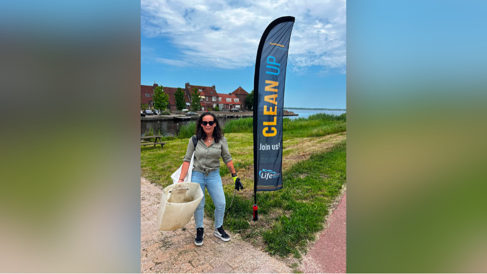 Een vrijwilliger bij de vorige SUP-Cleanup