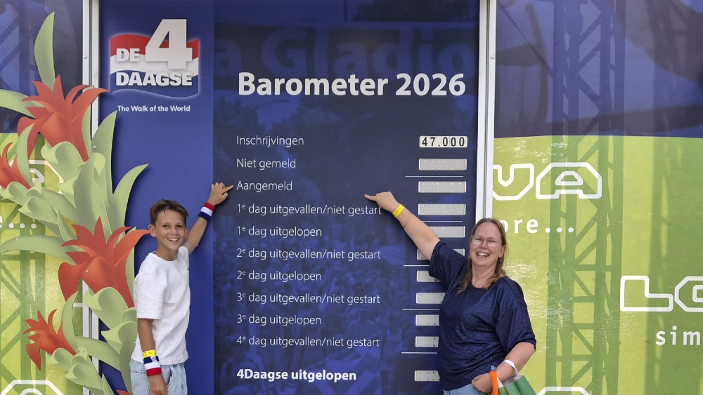 Elisabeth en Luuk bij de barometer van de 4Daagse in Nijmegen