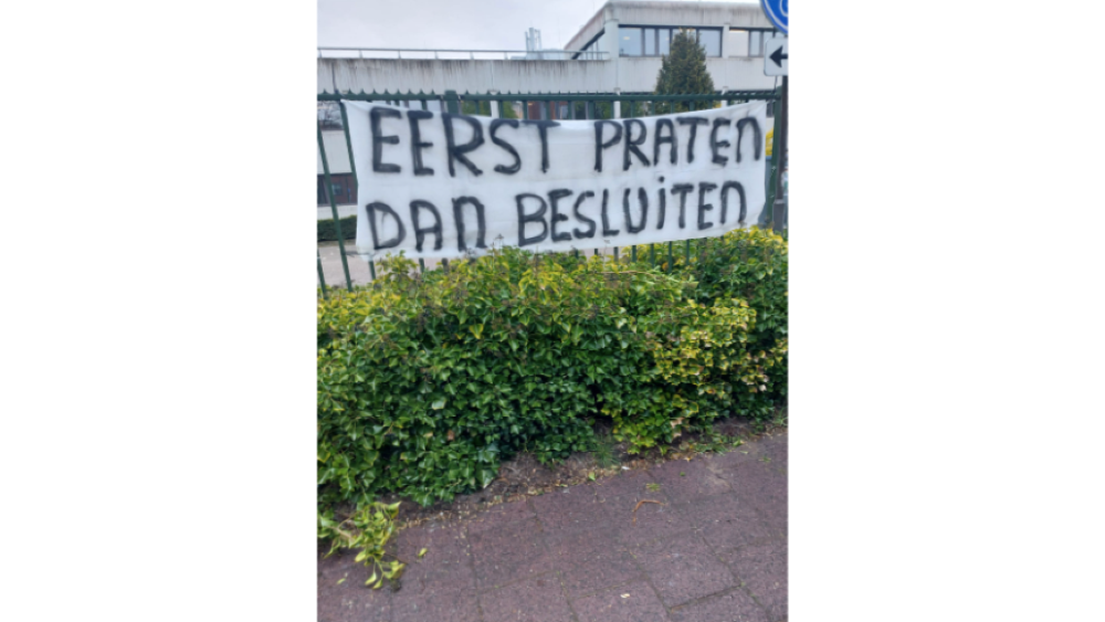 Er hangen verschillende spandoeken in het gebied.
