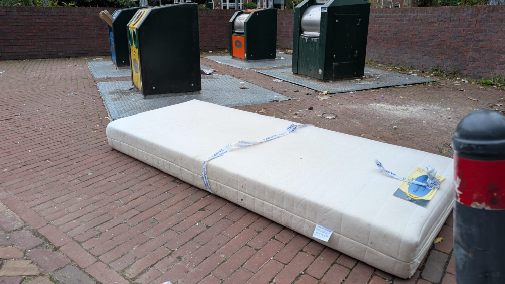 Glas en een matras bij de Minckelerstraat