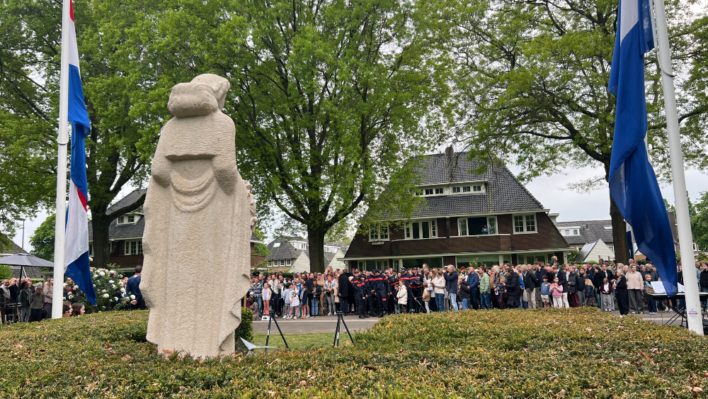 Grote opkomst met veel jongeren bij dodenherdenking Bussum