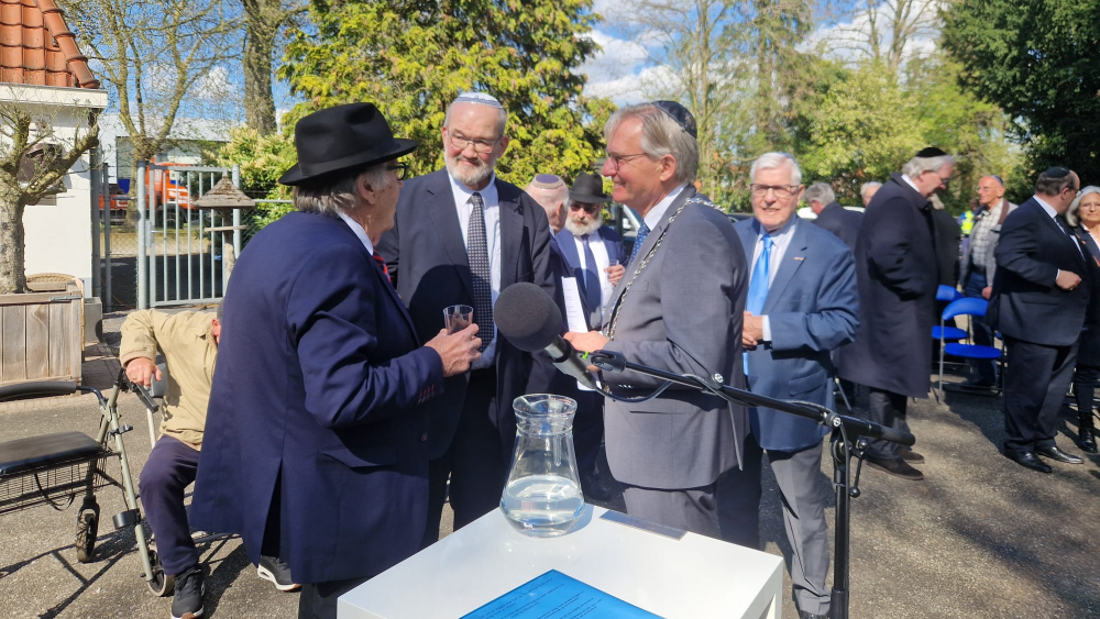 Hans Roos (links) in nabespreking met burgemeester Van den Top.