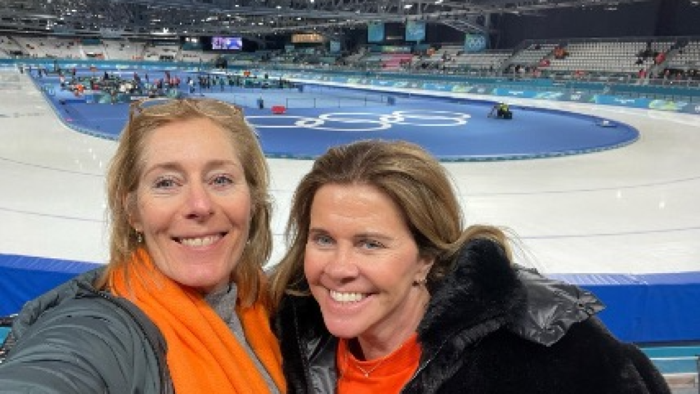 Helma de Jong met vriendin Miriam Bontekoe bij de 1000 meter schaatswedstrijd voor vrouwen in Milaan.