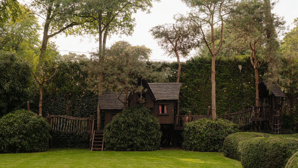Het huis is imposant, maar de boomhut zo mogelijk nog imposanter.