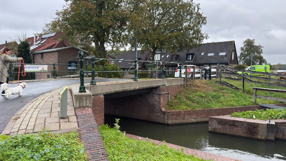 Het spandoek is tot twee keer toe van de brug gehaald