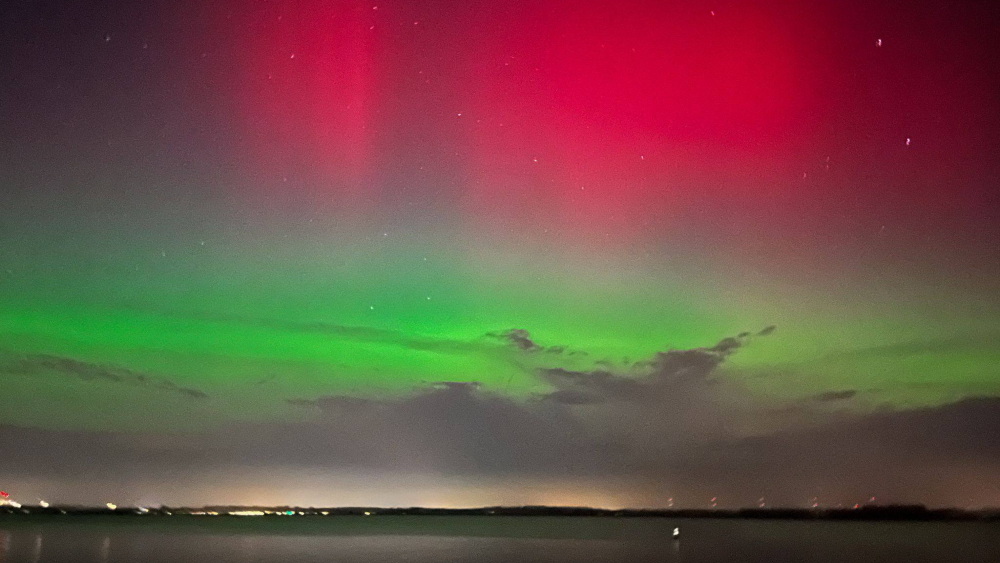 Huizen deelt foto's van het Noorderlicht.