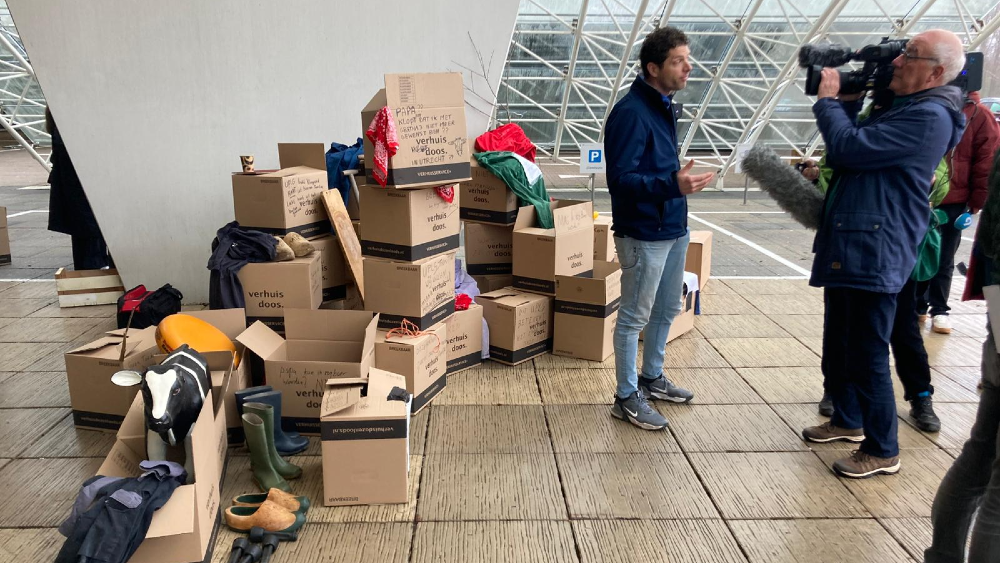 Iedereen nam iets mee om in de verhuisdozen te stoppen.