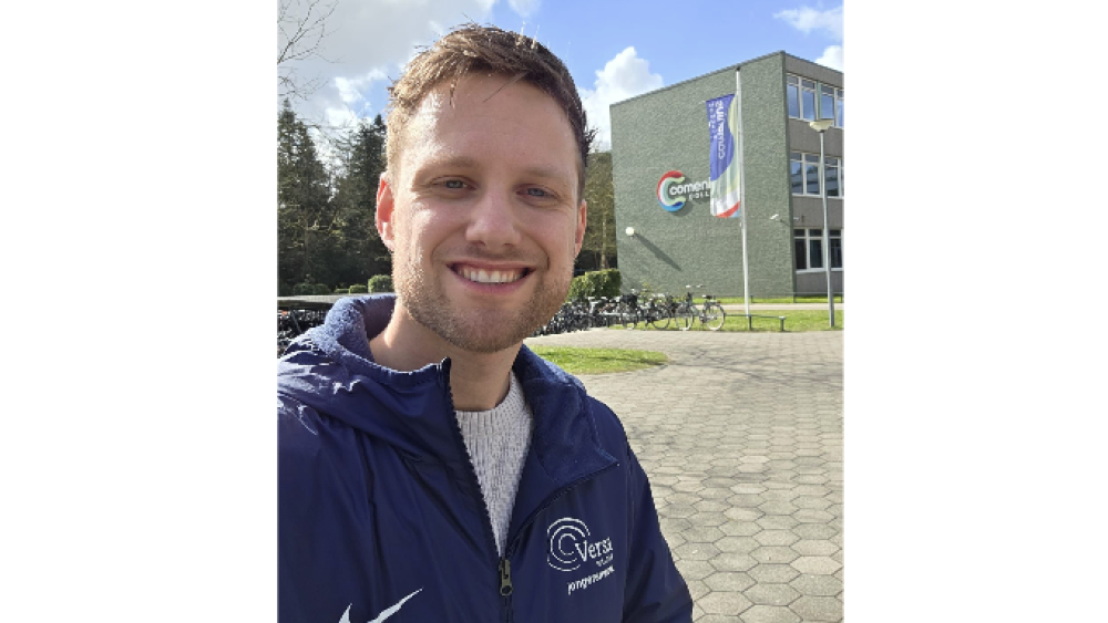 Jongerenbegeleider Rico tijdens werk.