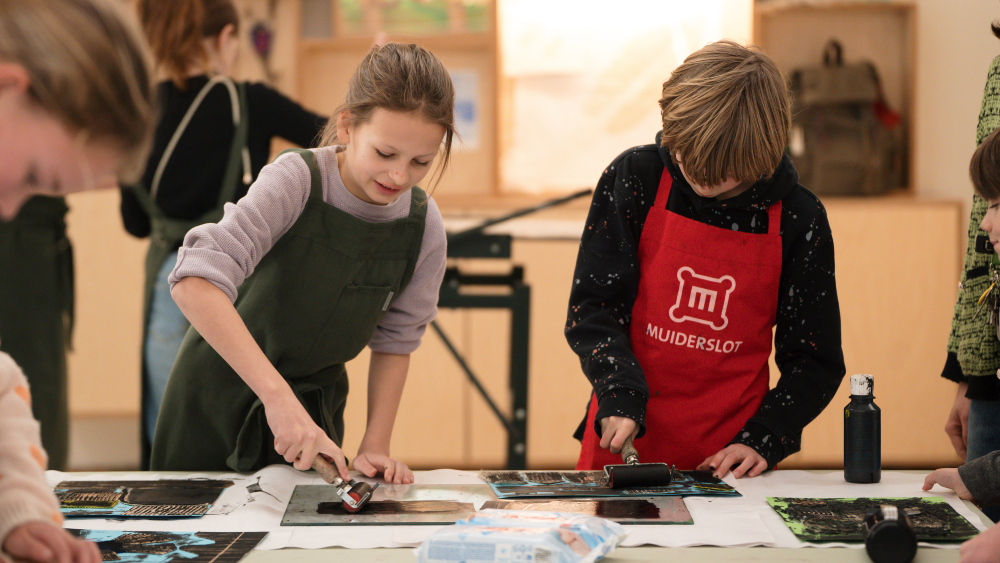 Kinderen creatief aan de slag tijdens het Kasteelatelier op het Muiderslot.