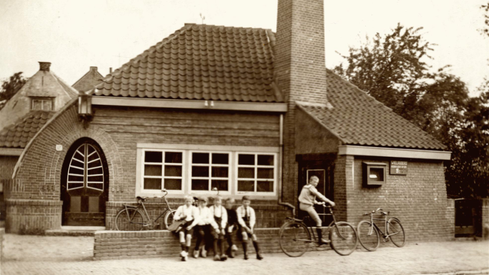 Kinderen voor het gebouw