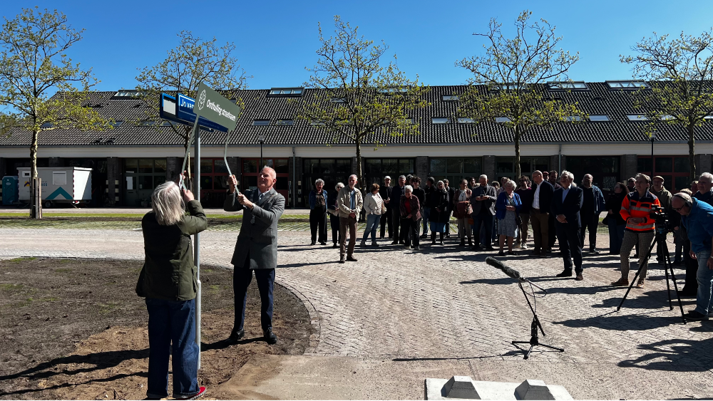 Kleindochter Jo van Gogh-Bonger onthult straatnaam met Burgemeerster Ter Heegde