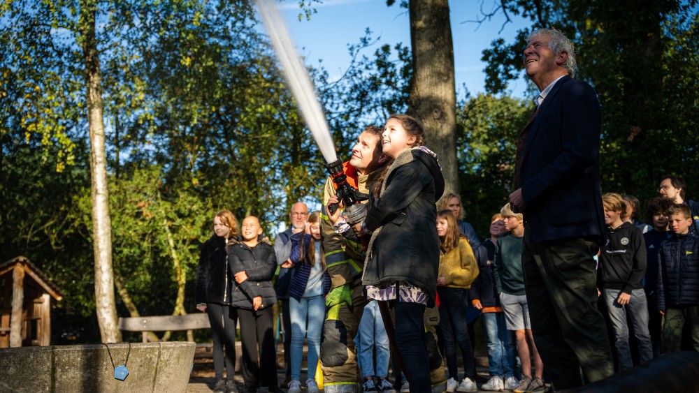 Nooit meer dikke plassen op het schoolplein: basisschool is 'regenklaar'