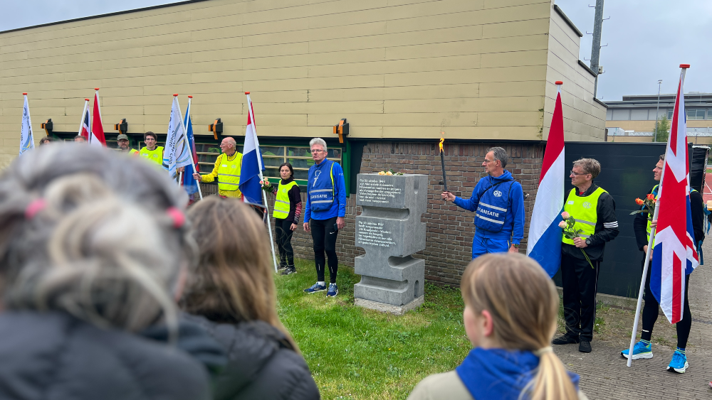 Korte herdenking bij het razziamonument bij de Gooise Atletiek Club
