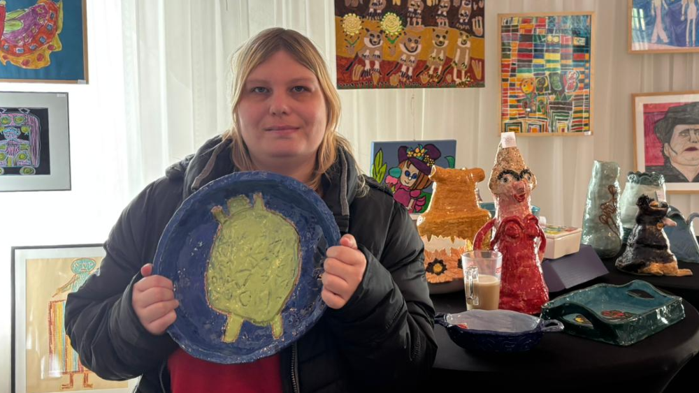 Kim met haar schaal met de groene schildpad