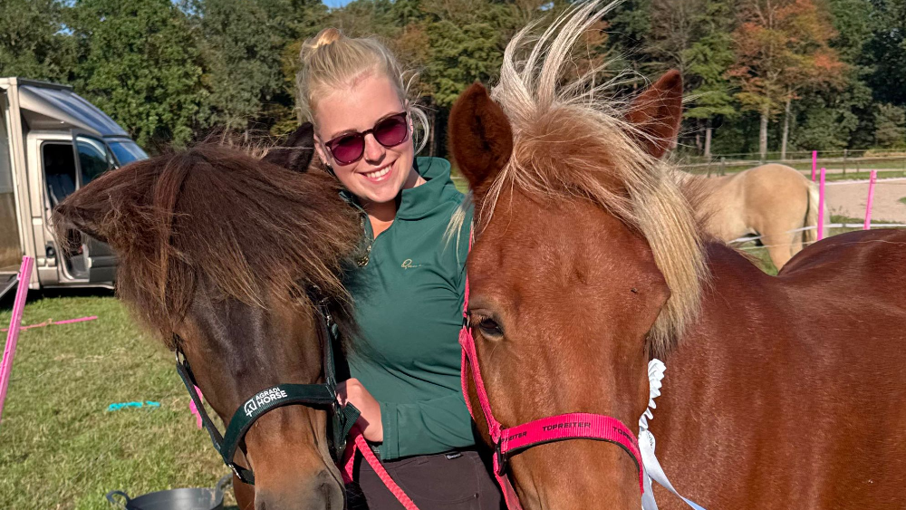 Leann Hunt met haar twee IJslanders