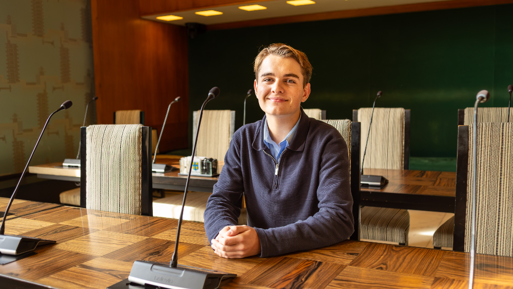 Lucas in de raadszaal van Hilversum