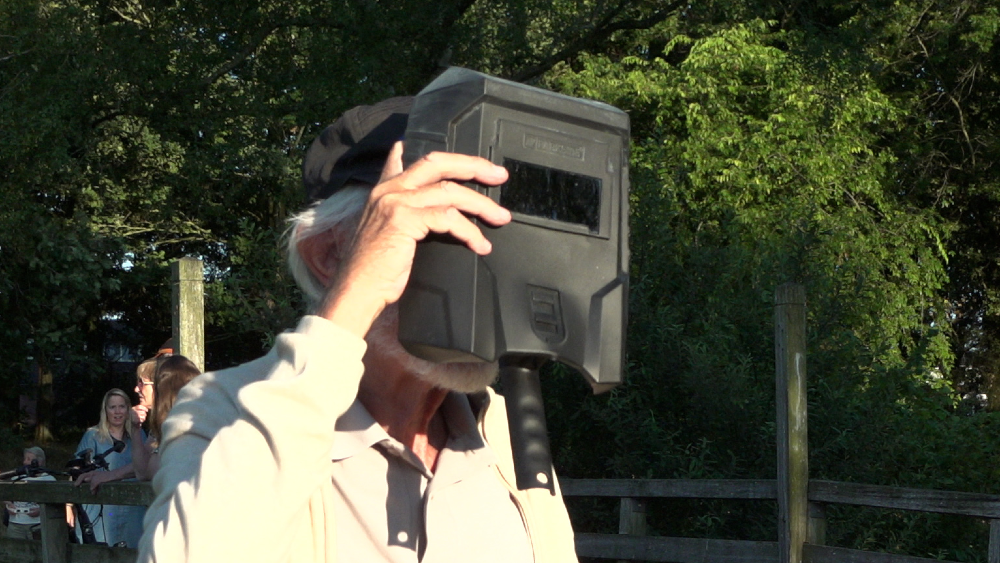 Man kijkt door lasbril naar de eclipse