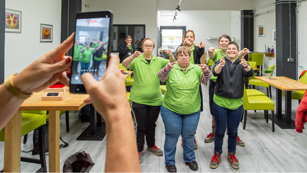 Medewerkers van ’t Bakhuys nemen samen een video op