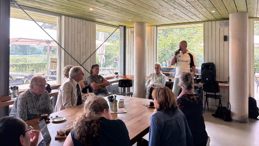 Michel Loohuizen nodigt de Hilversumse burgemeester uit voor de braderie