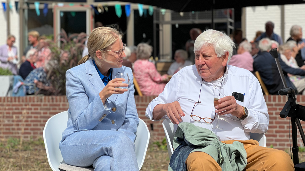 Minister Boekholt-O'Sullivan in gesprek met een bewoner